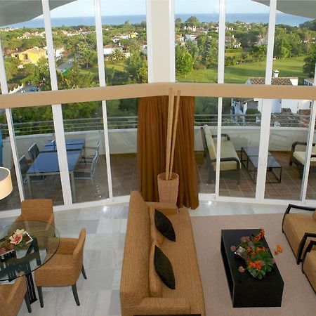Senator Banus (Adults Only) Otel Estepona İç mekan fotoğraf A living room in a penthouse