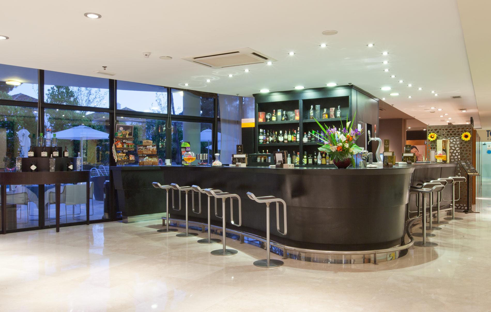 Senator Banus (Adults Only) Otel Estepona Dış mekan fotoğraf The bar at the hotel