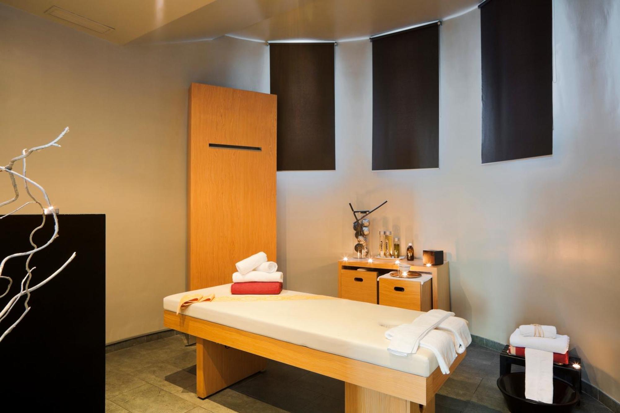 Senator Banus (Adults Only) Otel Estepona Konforlar fotoğraf A massage bed
